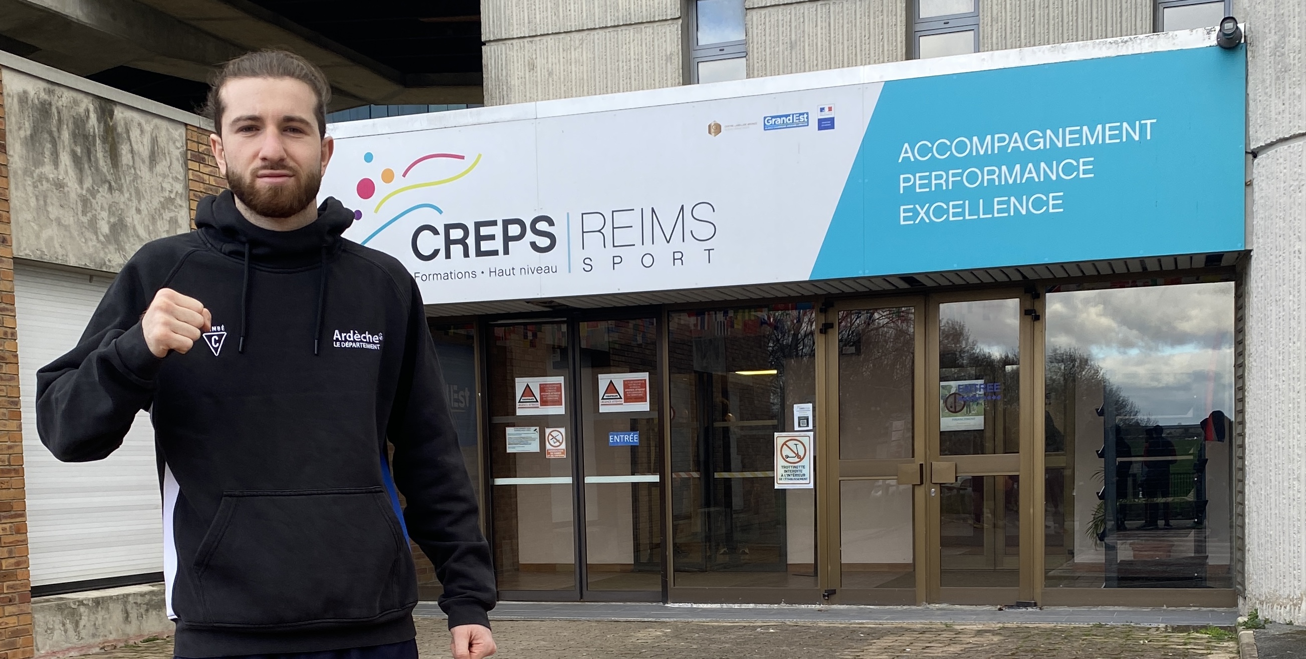 Tom Laurent devant le CREPS de Reims — centre de performance